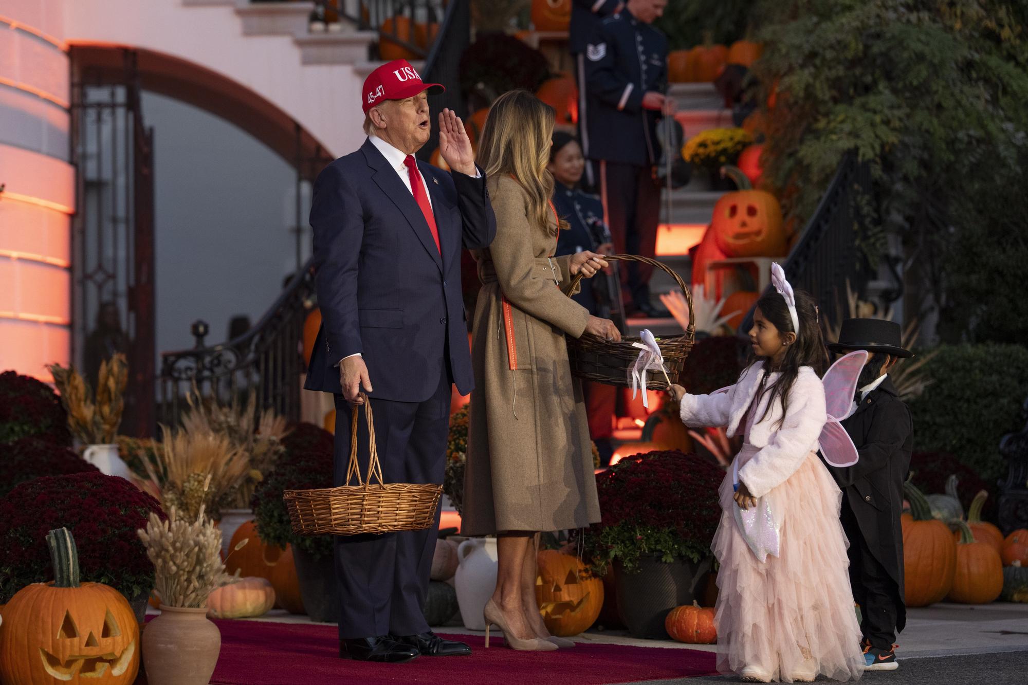 Melania y Trump se rinden ante Halloween: dulces, niños y calabazas en la Casa Blanca