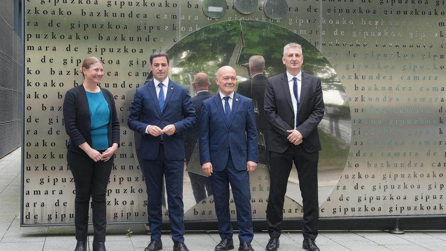 Pradales destaca la "apuesta estratégica" de Euskadi en computación cuántica