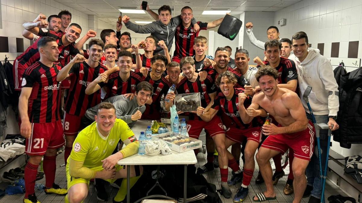 Los jugadores del Arenas celebran la permanencia en  Segunda RFEF