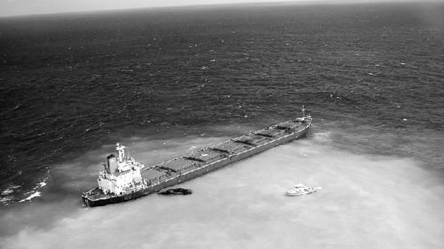 El mal tiempo impide descargar el barco encallado en la Gran Barrera de Coral australiana