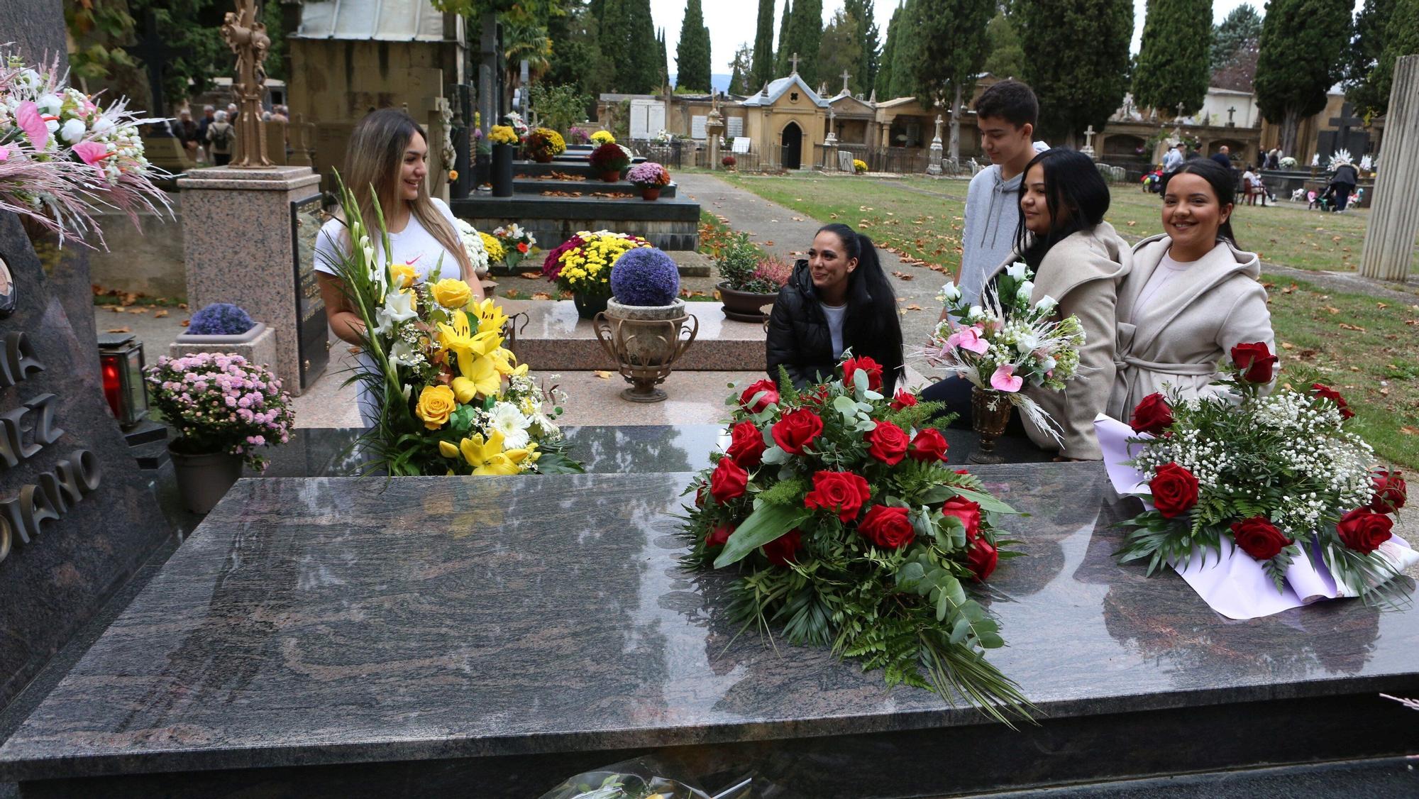 Miles de ciudadanos visitan a sus allegados en los cementerios de Navarra