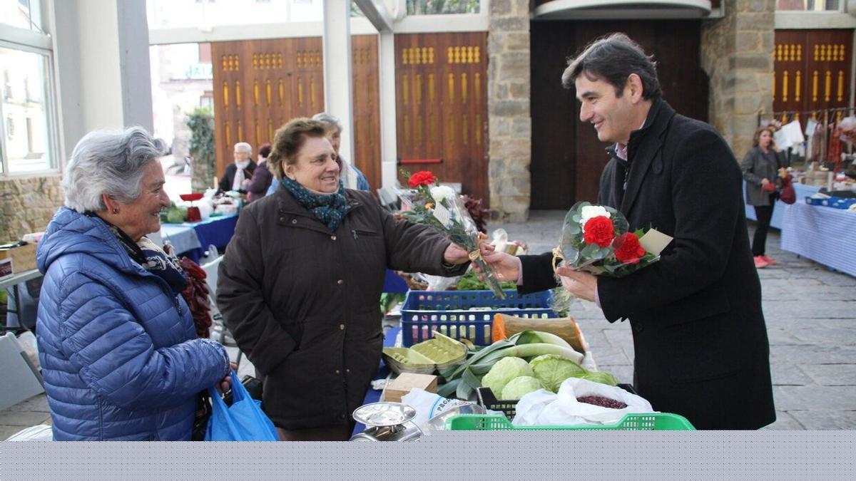 Unas mujeres baserritarras venden sus productos en una feria.