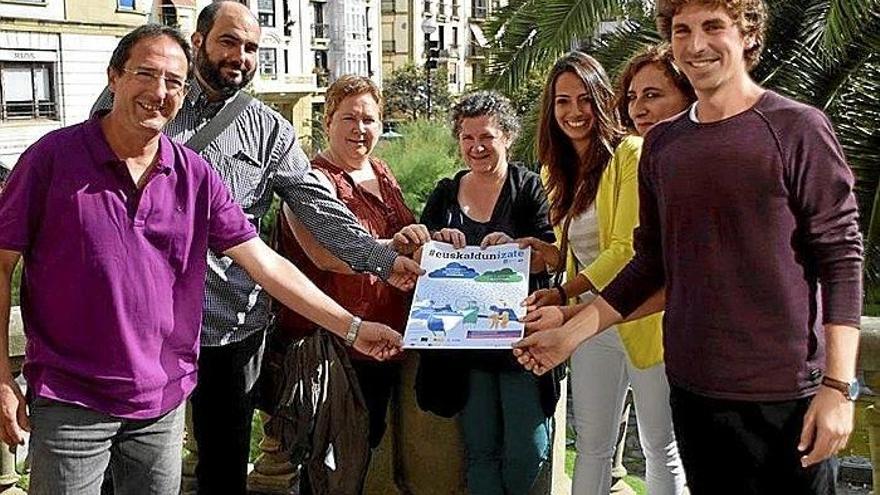 Representantes de los euskaltegis con el concejal de Euskera.