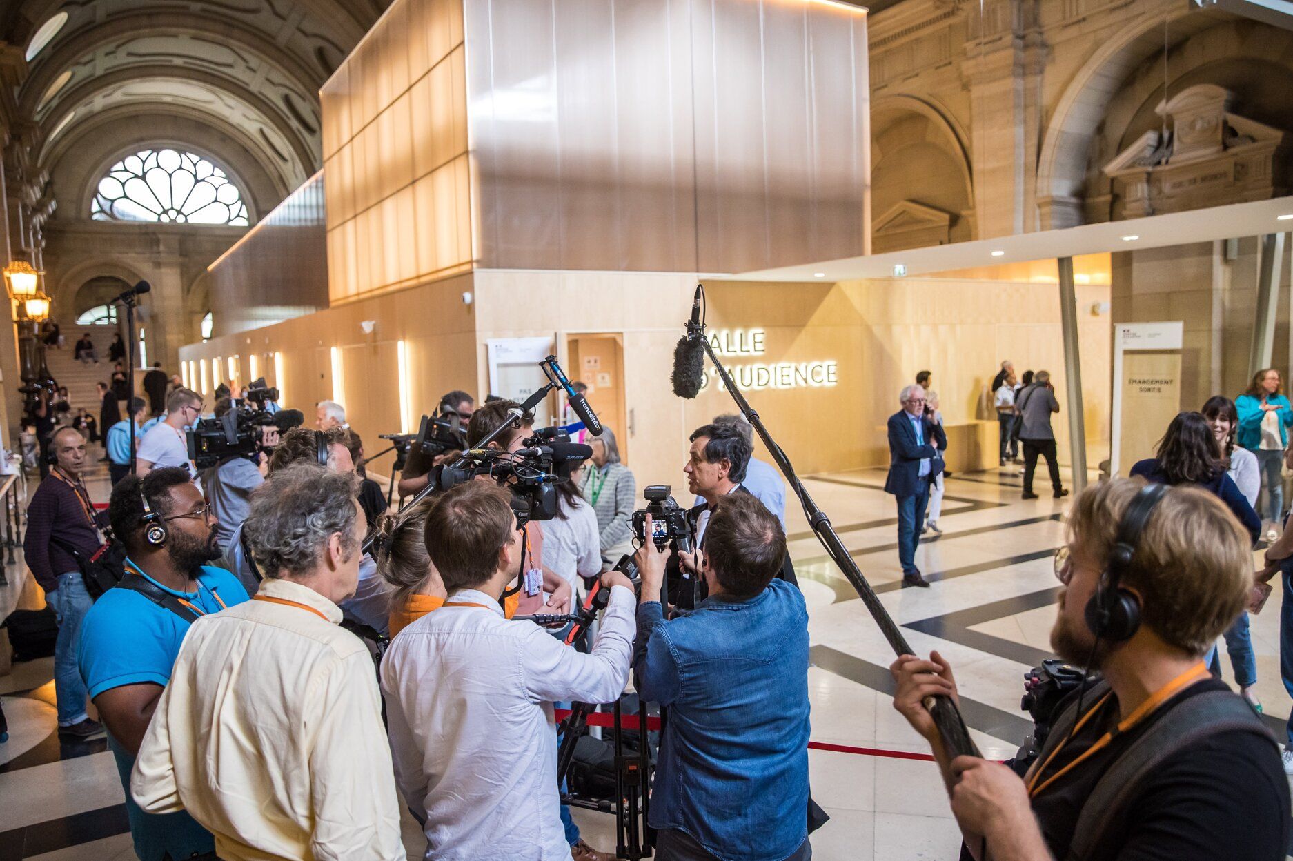 Francia recuerda a las víctimas de los atentados del 13N