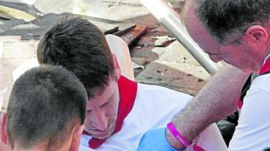 Evan Henschel es atendido de la cornada en el pecho.