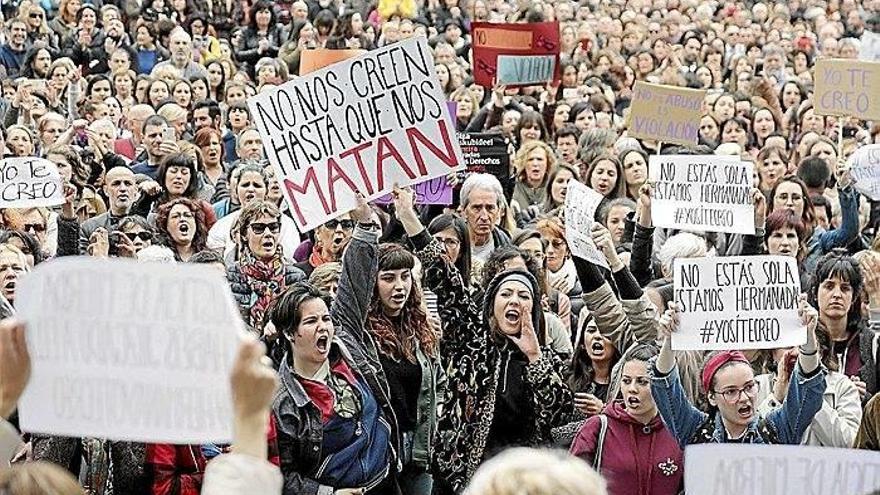 CCOO y UGT llaman a protestar en la calle por la  puesta en libertad provisional de &#039;La Manada&#039;