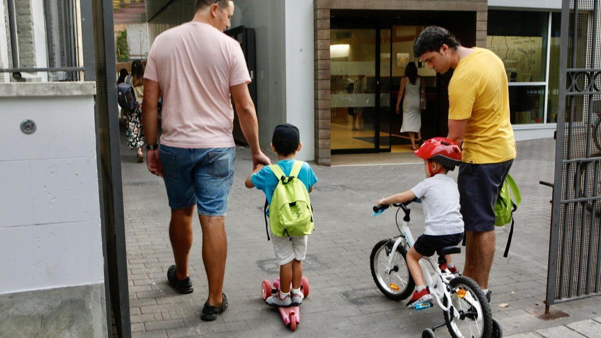 Dos niños entran al colegio de Urkide