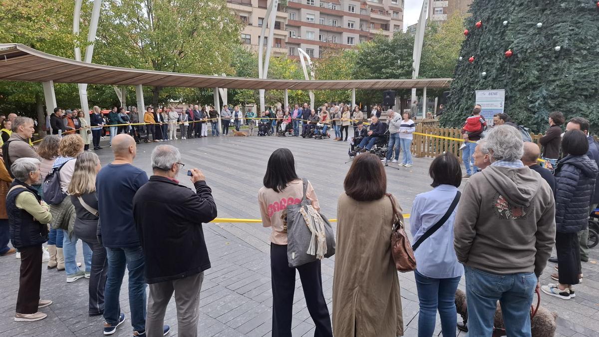 Un momento de la cadena humana organizada por la Asociación BENE de Enfermos Neuromusculares de Bizkaia en la plaza Indautxu de Bilbao.