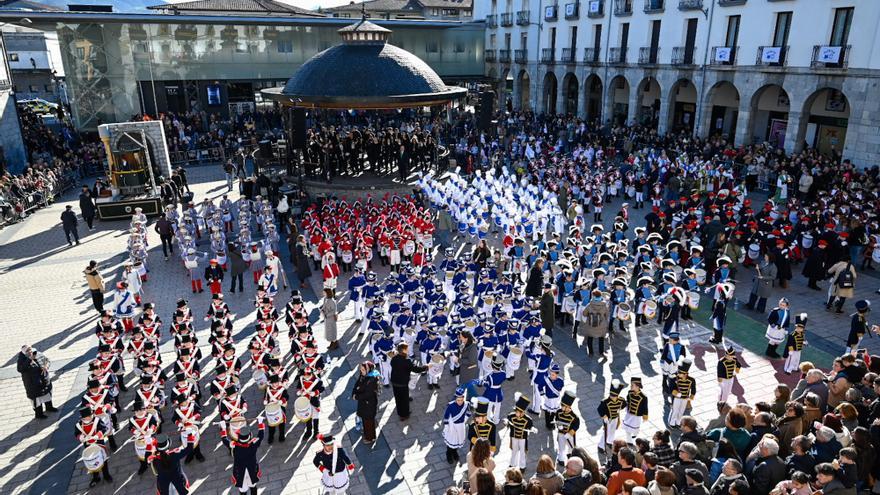 El tren del Urola cobra vida en la tamborrada infantil de Azpeitia