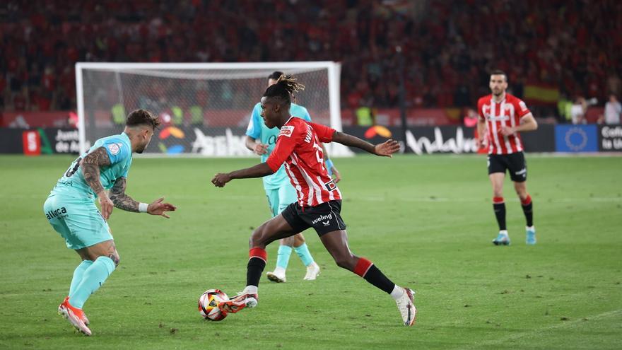 Los jóvenes del Athletic, llegar y besar la Copa