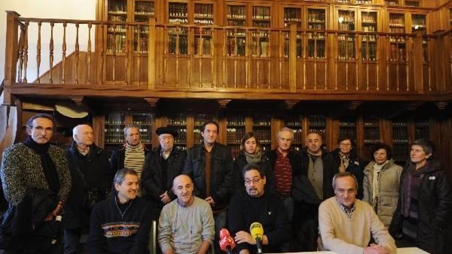 Eskaera babesten duten idazle eta kultur eragile batzuk.