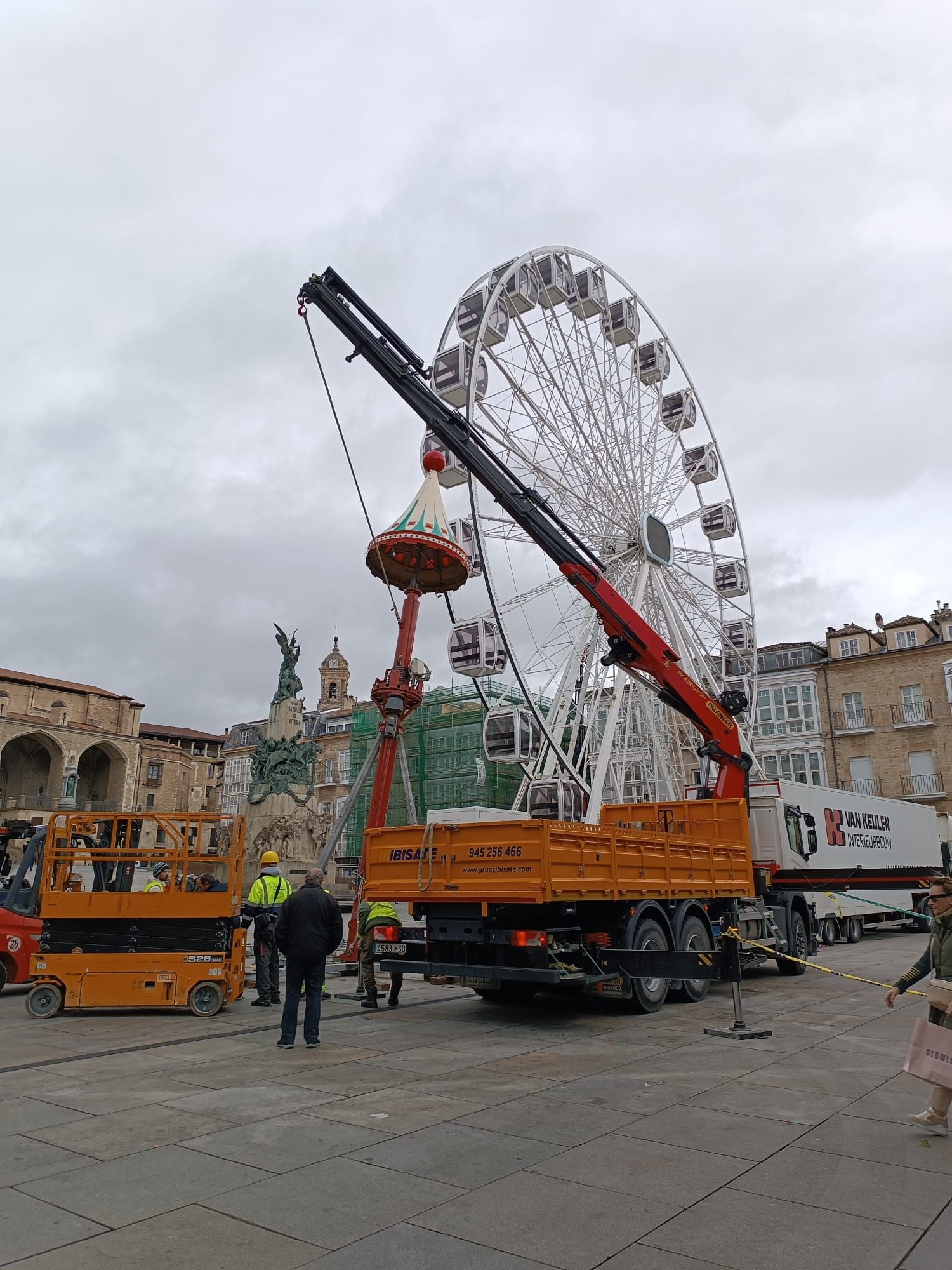 En imágenes: Instalación del carrusel navideño en la Virgen Blanca