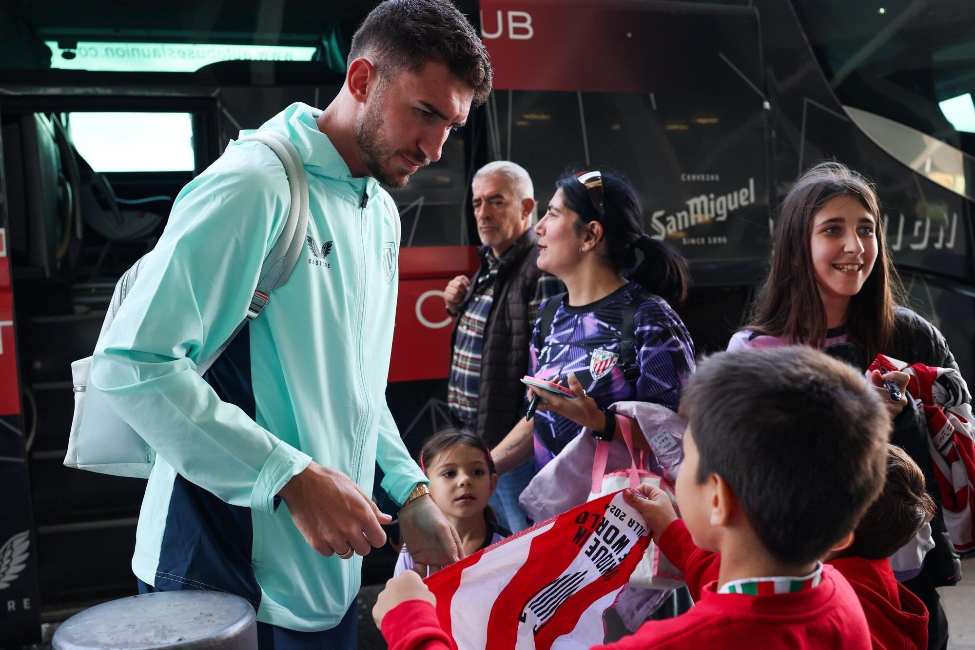 Aficionados del Athletic en el aeropuerto de Bilbao antes de viajar a Dortmund