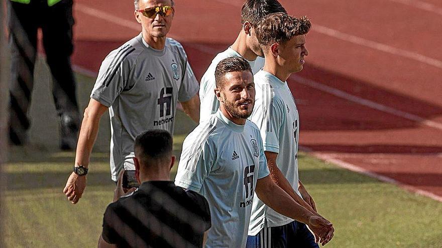 Luis Enrique salta al campo de entrenamiento con Koke, Marcos Llorente y Morata. Foto: Efe