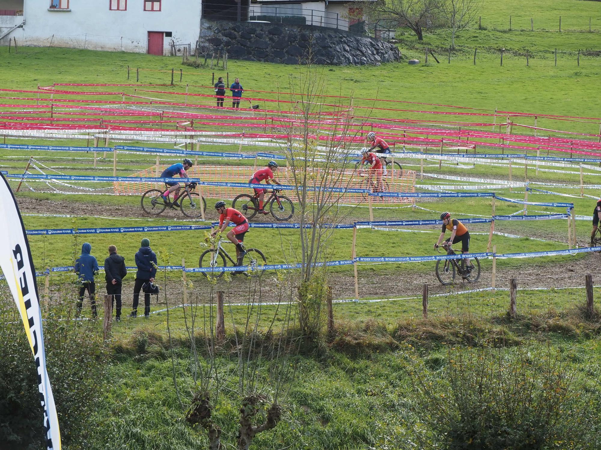 El barro se sumó al espectáculo de ciclocross en Elgoibar