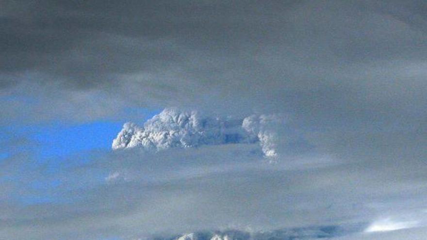 Aspecto de la nube de cenizas del complejo volcánico Puyehue - Cordón Caulle hoy, sábado 4 de junio de 2011, desde Osorno (Chile). El complejo volcánico entró en erupción en el sur del país y obligó a ordenar la evacuación de unas 3.500 personas de los al