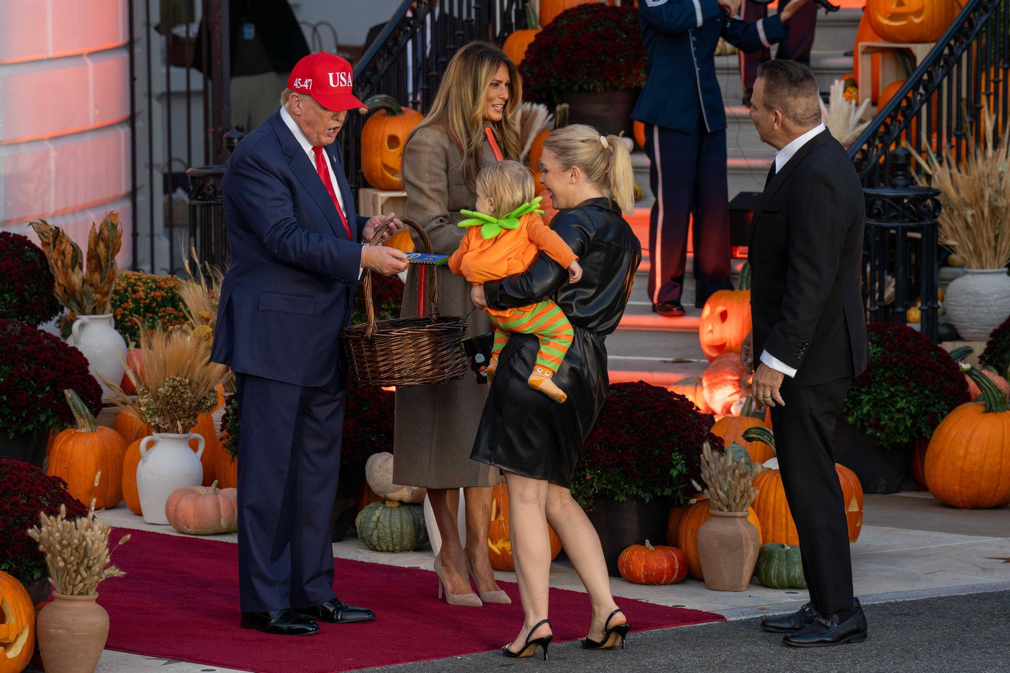 Melania y Trump se rinden ante Halloween: dulces, niños y calabazas en la Casa Blanca