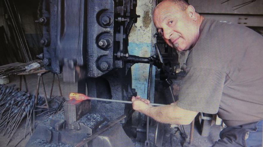 El legazpiarra que ha hecho cientos de clavos para la nao San Juan