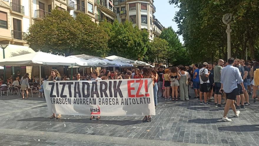 Más de un centenar de personas se manifiestan en contra de los pinchazos a mujeres en Donostia