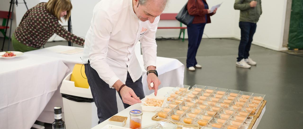 Acto contra el desperdicio alimentario en el Mercado del Ensanche con los chefs Álex Múgica y Julio Flames