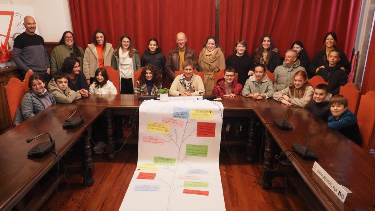 El salón de plenos acogió la presentación del Foro de la Infancia y la Adolescencia de Azkoitia.