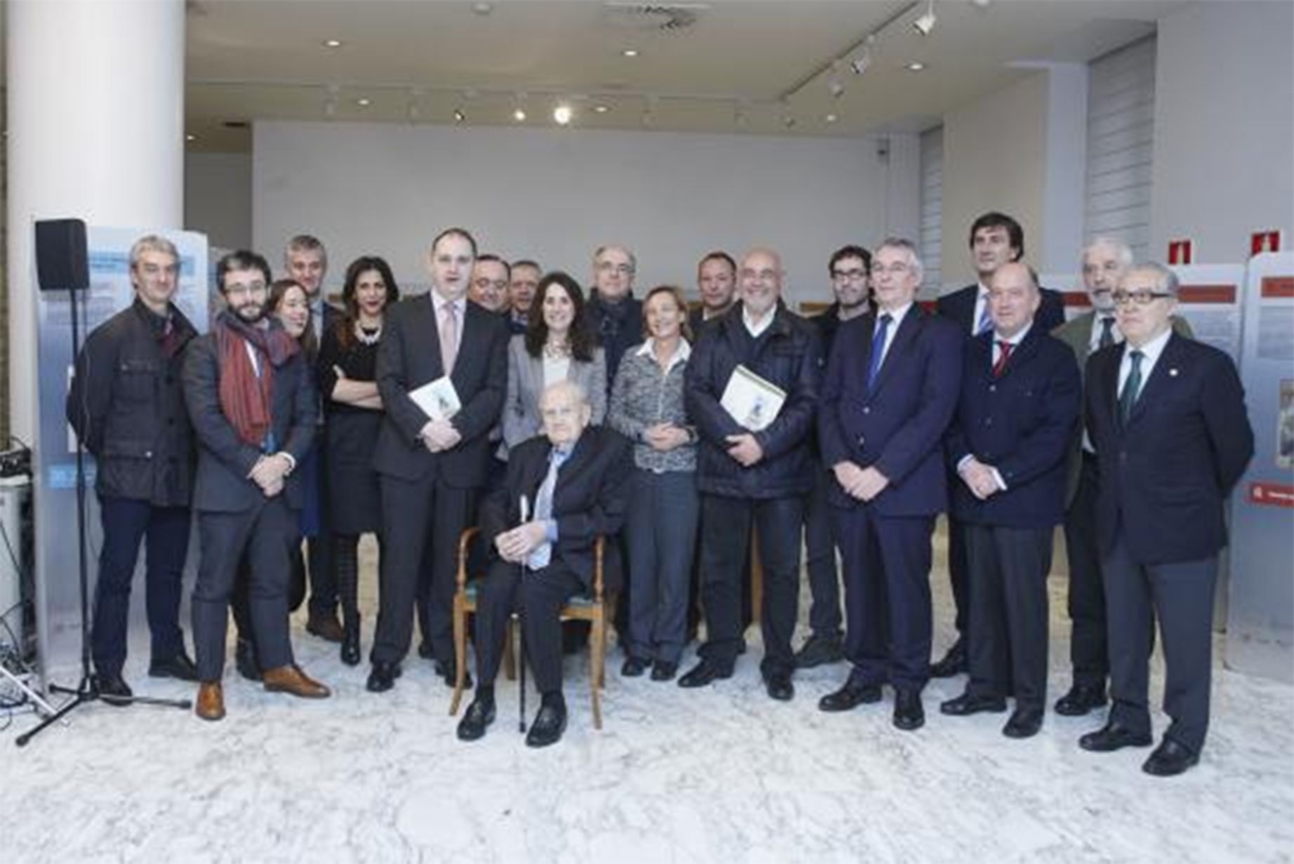 Exposición promovida por la Academia Vasca de Derecho/Zuzenbidearen Euskal Akademia en el Parlamento Vasco bajo el título ‘Derecho civil vasco: Pasado, presente, futuro/ Euskal Zuzenbide zibila: Iragana, oraina, geroa’, en febrero de 2015. Adrián Celaya Ibarra, impulsor del Derecho civil vasco, rodeado por la presidenta del Parlamento vasco, diversos parlamentarios y cargos del Parlamento Vasco, y representantes del Gobierno vasco y miembros de la Academia.