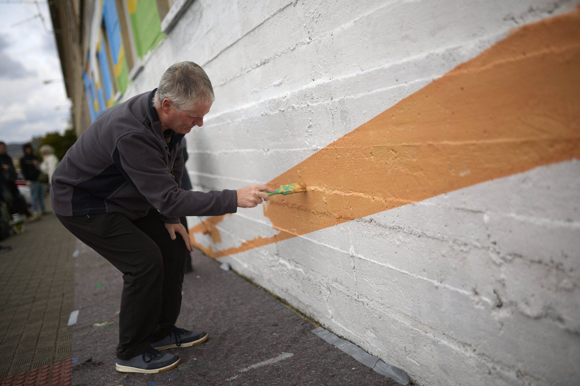 ASORNA cierra la Semana Internacional de las Personas Sordas creando un mural colectivo en su sede