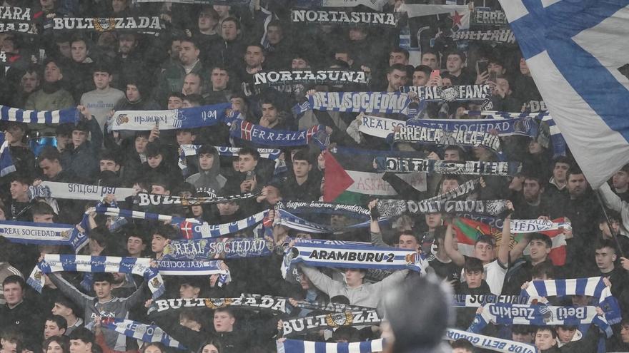 Espectacular tamborrada previa al Real Sociedad-FC Barcelona