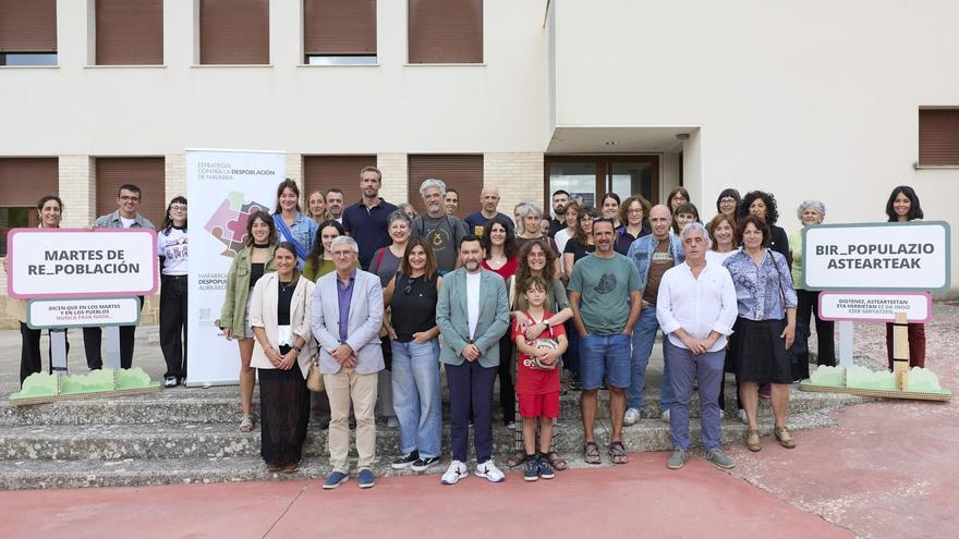 Organizadores y participantes en la jornada "Martes de Re_Población / Birpopulazio Asterteak", celebrada en Aibar con las escuelas rurales como centro del debate.