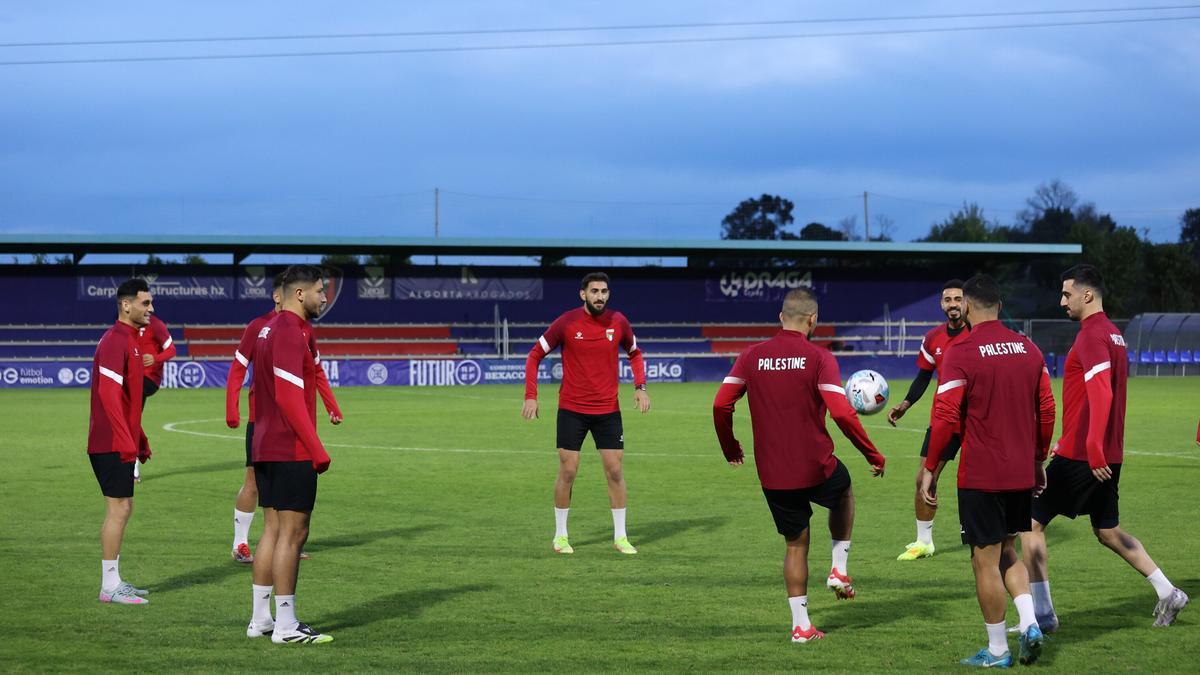 La selección de Palestina, durante su entrenamiento de ayer en Sarriena