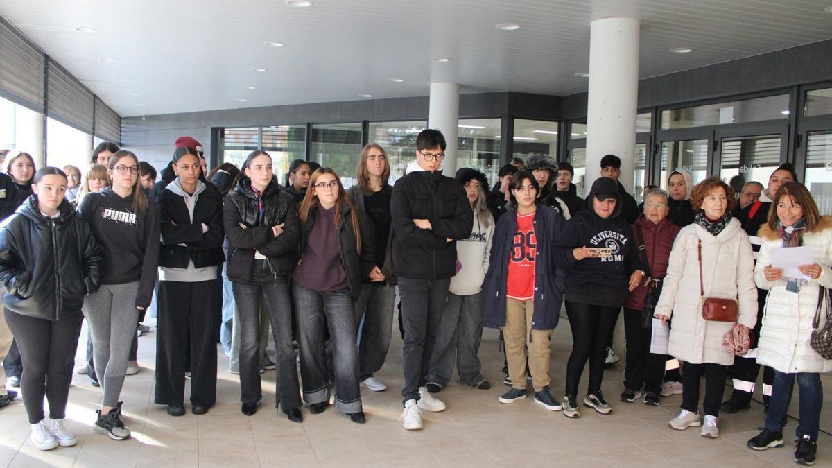 Alumnos del IES Alhama y de la Escuela de Artes escuchan la lectura de los nombres de las víctimas.