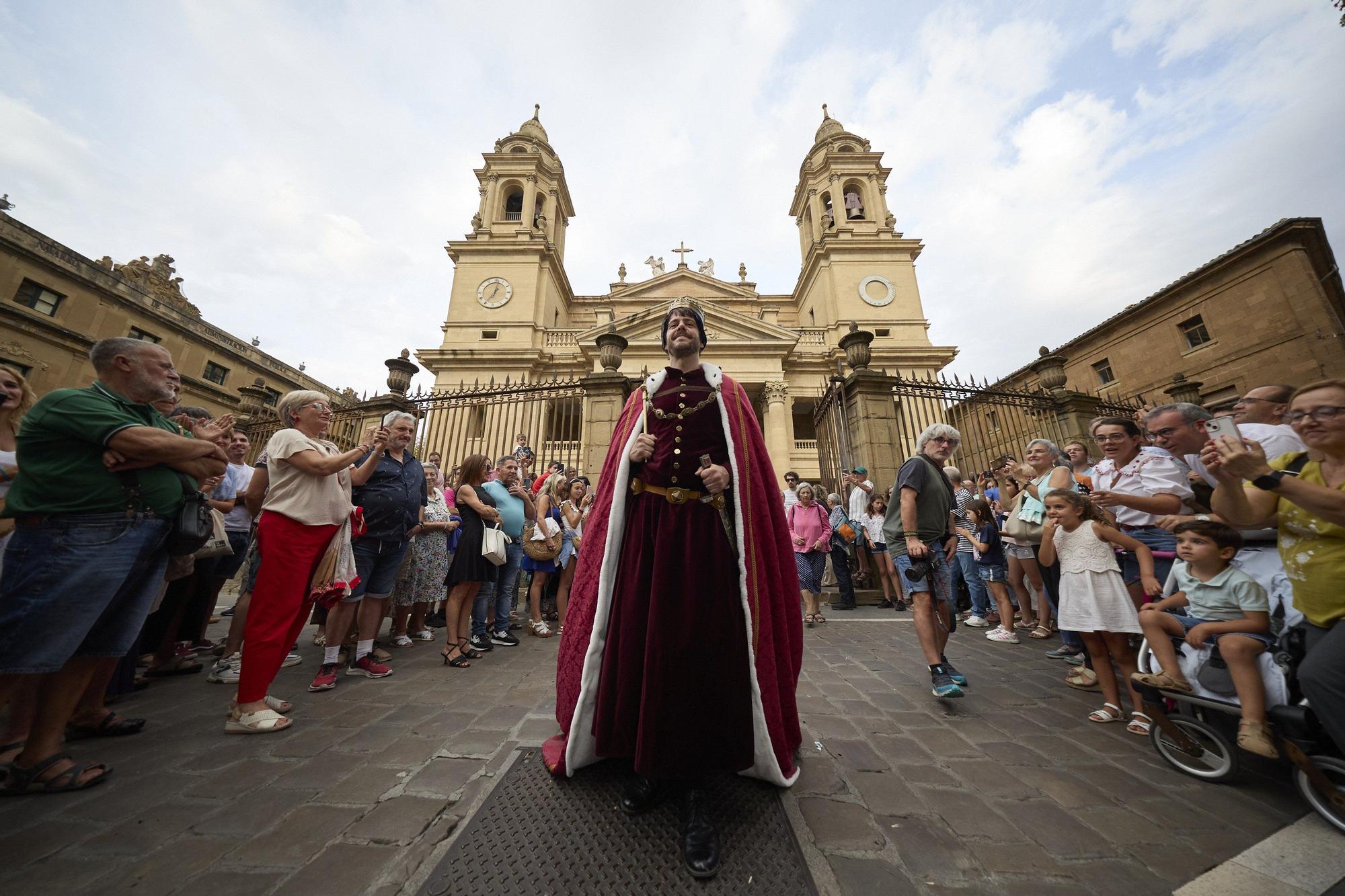Fotos de la ceremonia de coronación de Carlos III, rey que unificó los tres burgos de Pamplona