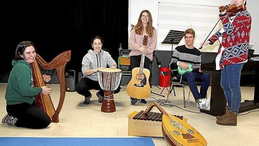 Los cuatro alumnos de segundo curso de Bachillerato artístico con su profesora María Lobero.