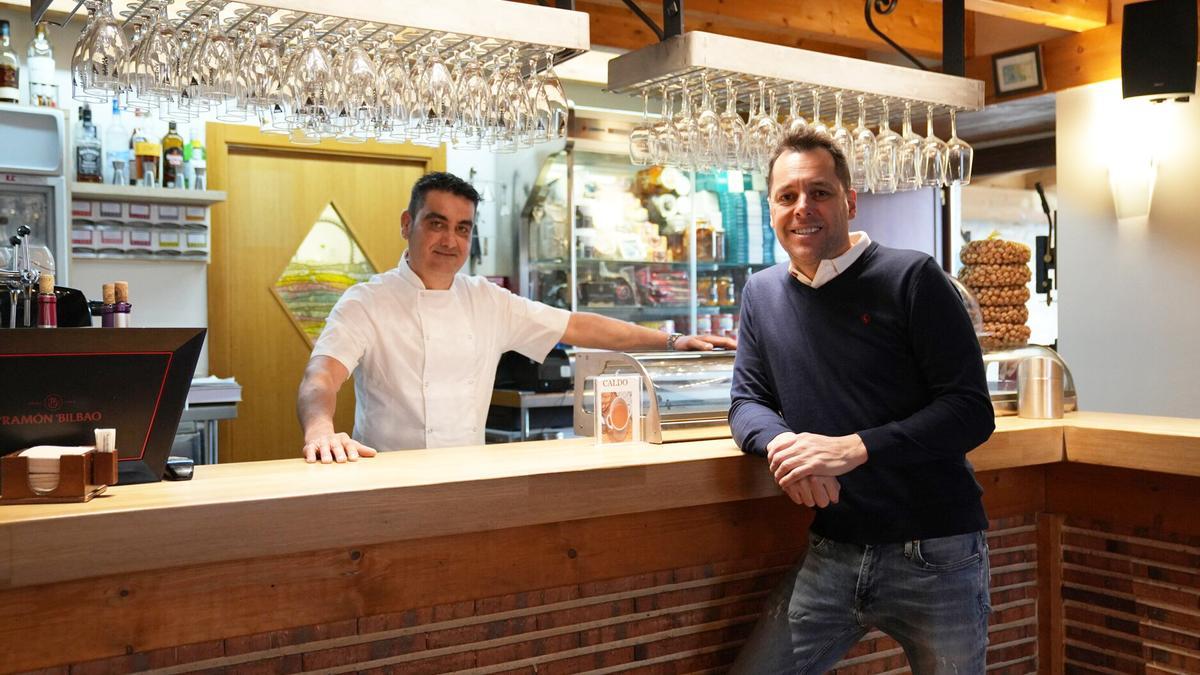 Eduardo Orive y David Ayala posan en la zona de barra de Casa Amparo en Berberana, localidad de Burgos.
