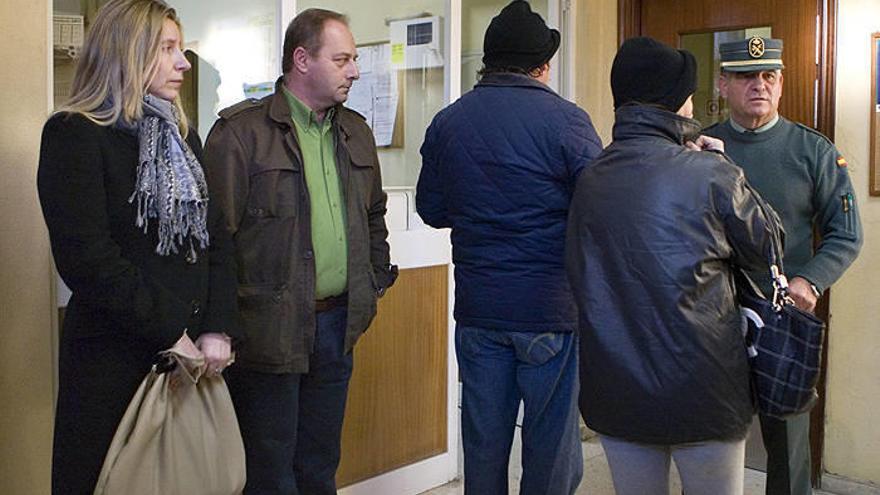 Antonio del Castillo y Eva Casanueva, padres de Marta, junto a los padres de Javier G.M., apodado &quot;el Cuco&quot;, entrando en la Audiencia de Sevilla, donde continúa el juicio contra este menor acusado de violación y muerte de la joven sevillana.