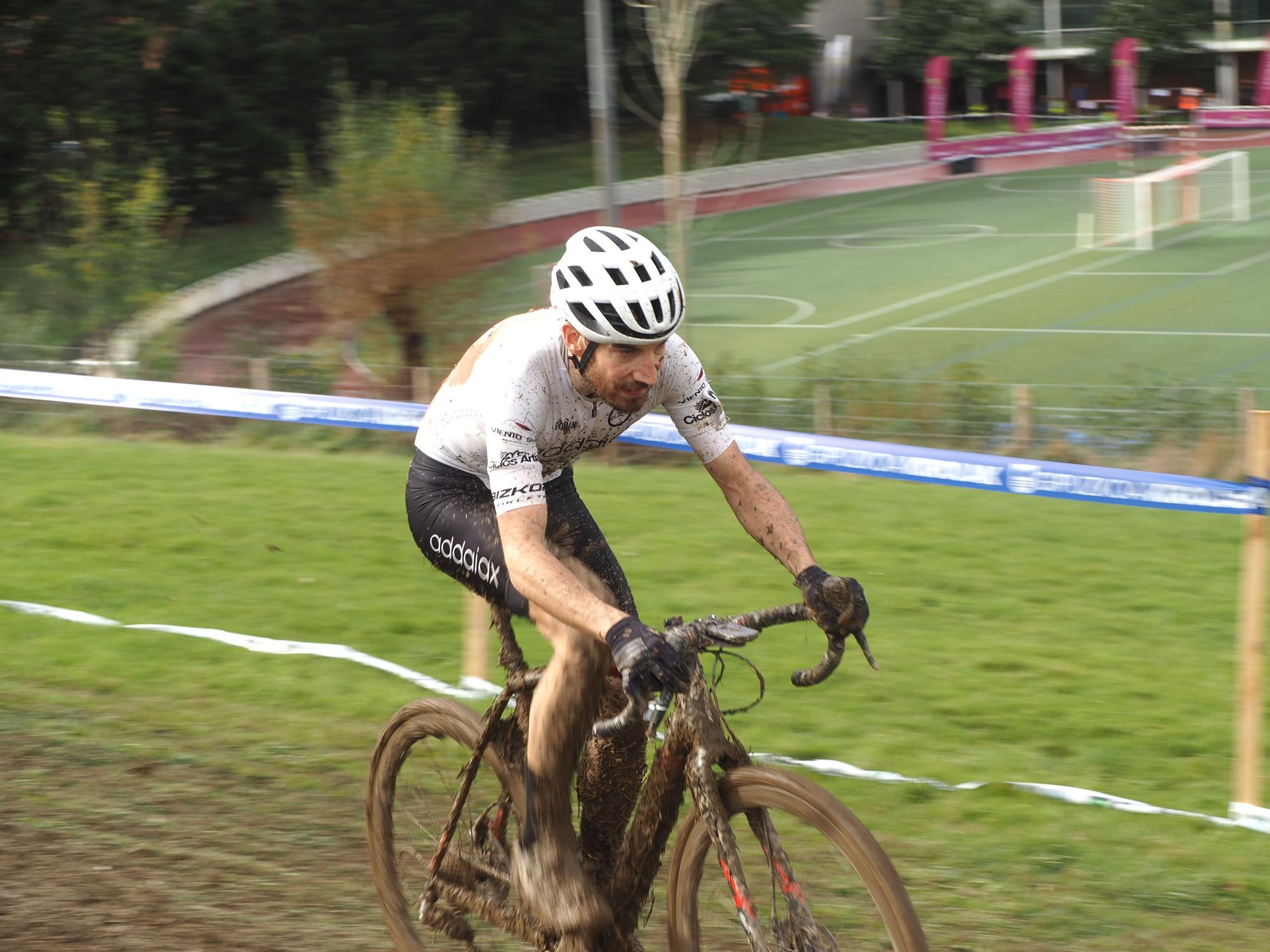 El barro se sumó al espectáculo de ciclocross en Elgoibar