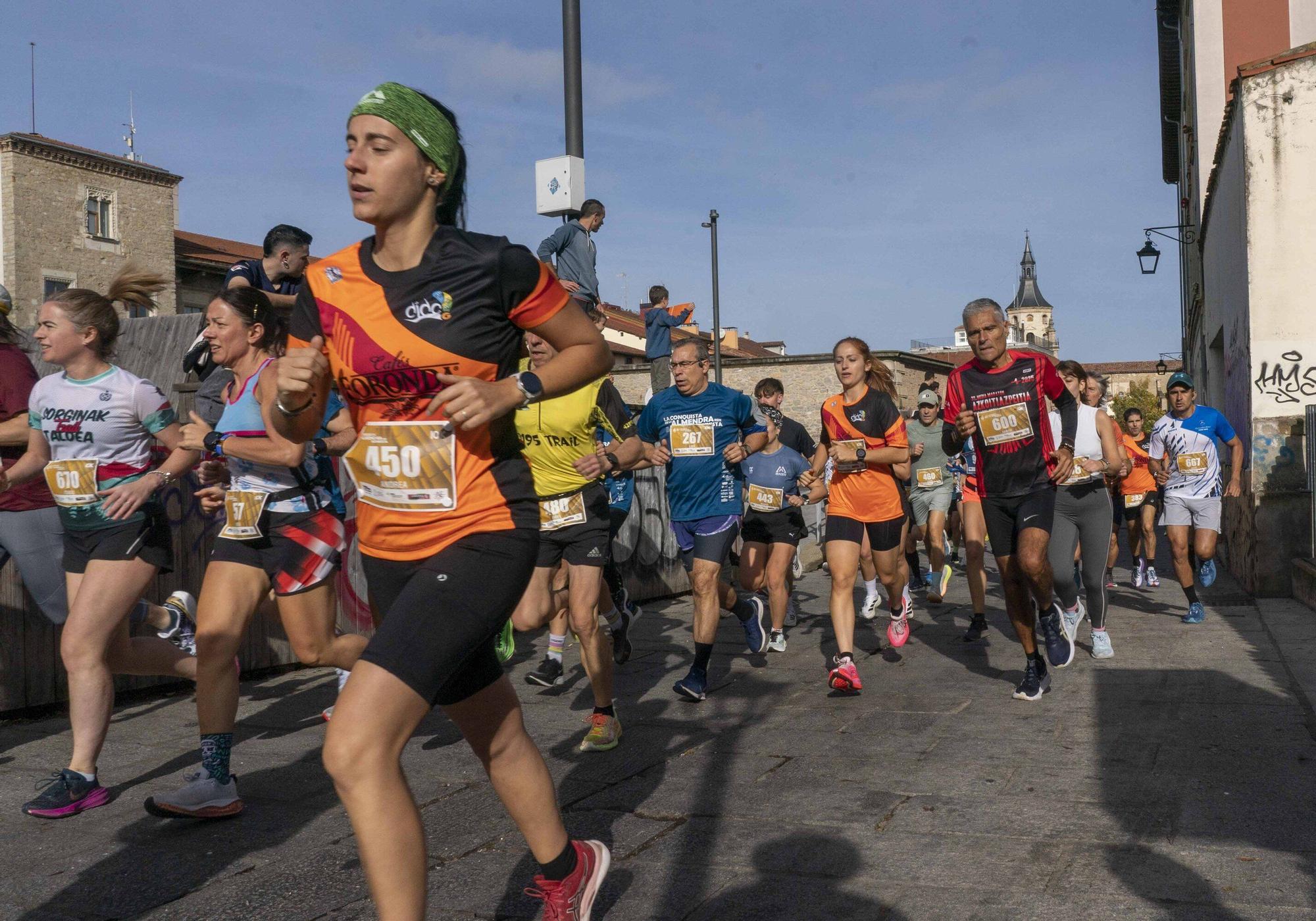 En imágenes: Un millar de corredores atraviesan la almendra