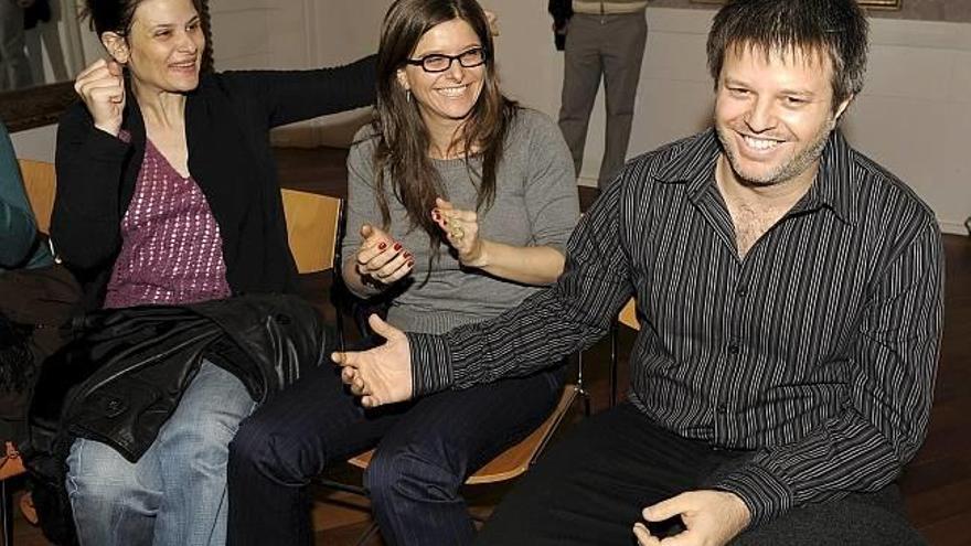 Miguel Cohan celebra el galardón junto a la actriz Ana Celentano (i) y su hermana Ana (c), guionista de la película premiada.