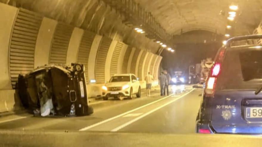 Heridas dos niñas que viajaban en un coche que ha volcado en el túnel de Belate