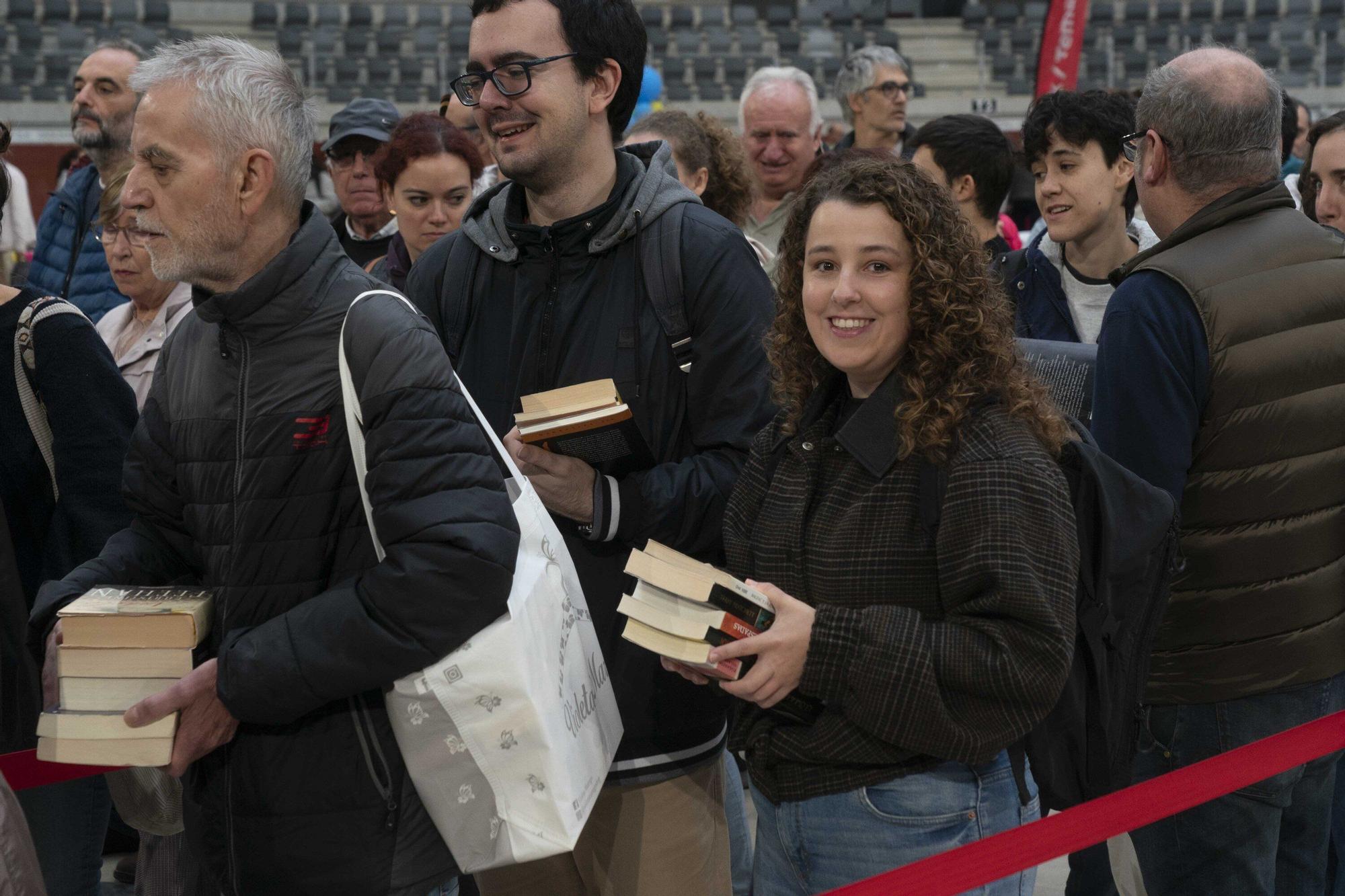 El Iradier, convertido en mercado de trueque de libros
