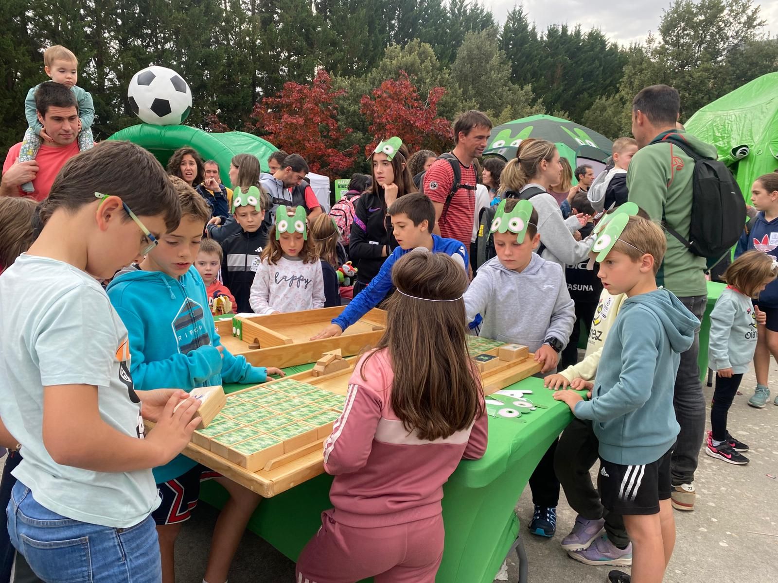 Mientras, la zona infantil ambientada en “Makusi”, llena de txikis disfrutando de los ‘egurrezko jokoak’.