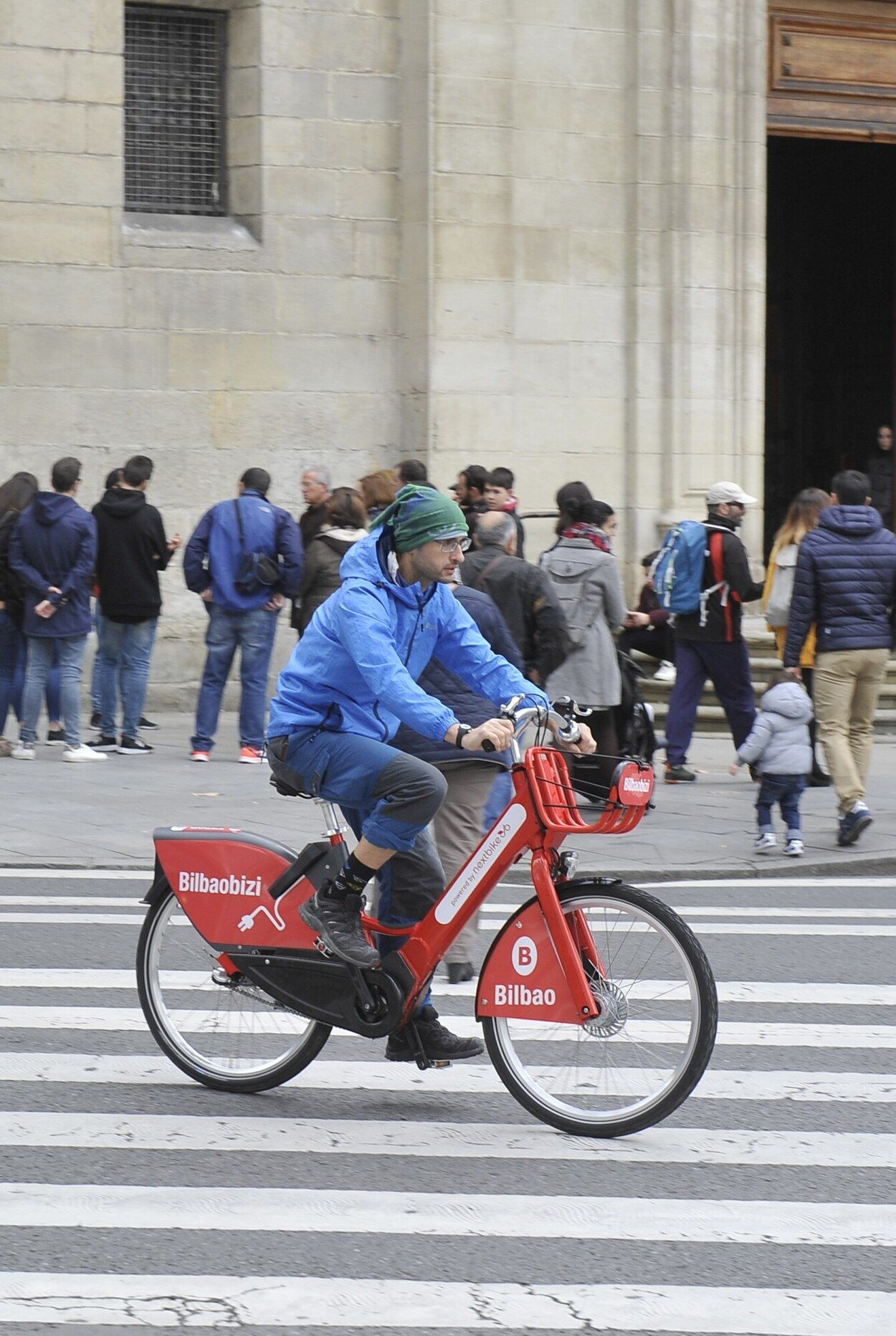 En bicicleta eléctrica.
