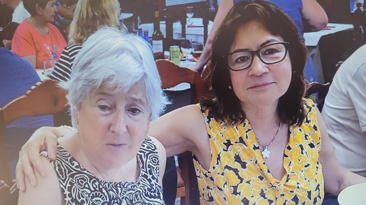 Silvia Olguin (dcha.) disfruta de una comida junto a Ascensión Labarta (izqda.).