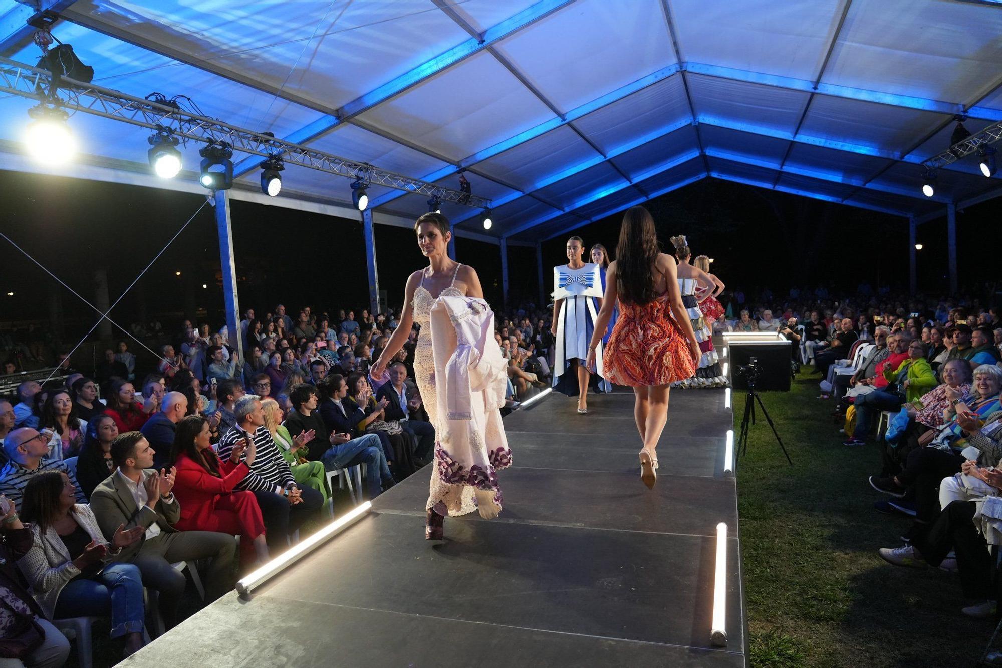 En imágenes: así ha sido el desfile de Vestidos de Papel de Güeñes