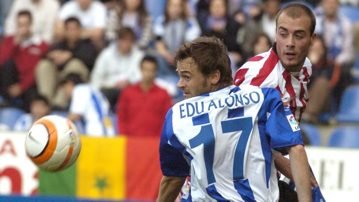 Edu Alonso pugna por el balón con Fran Yeste en un derbi disputado en Mendizorrotza.