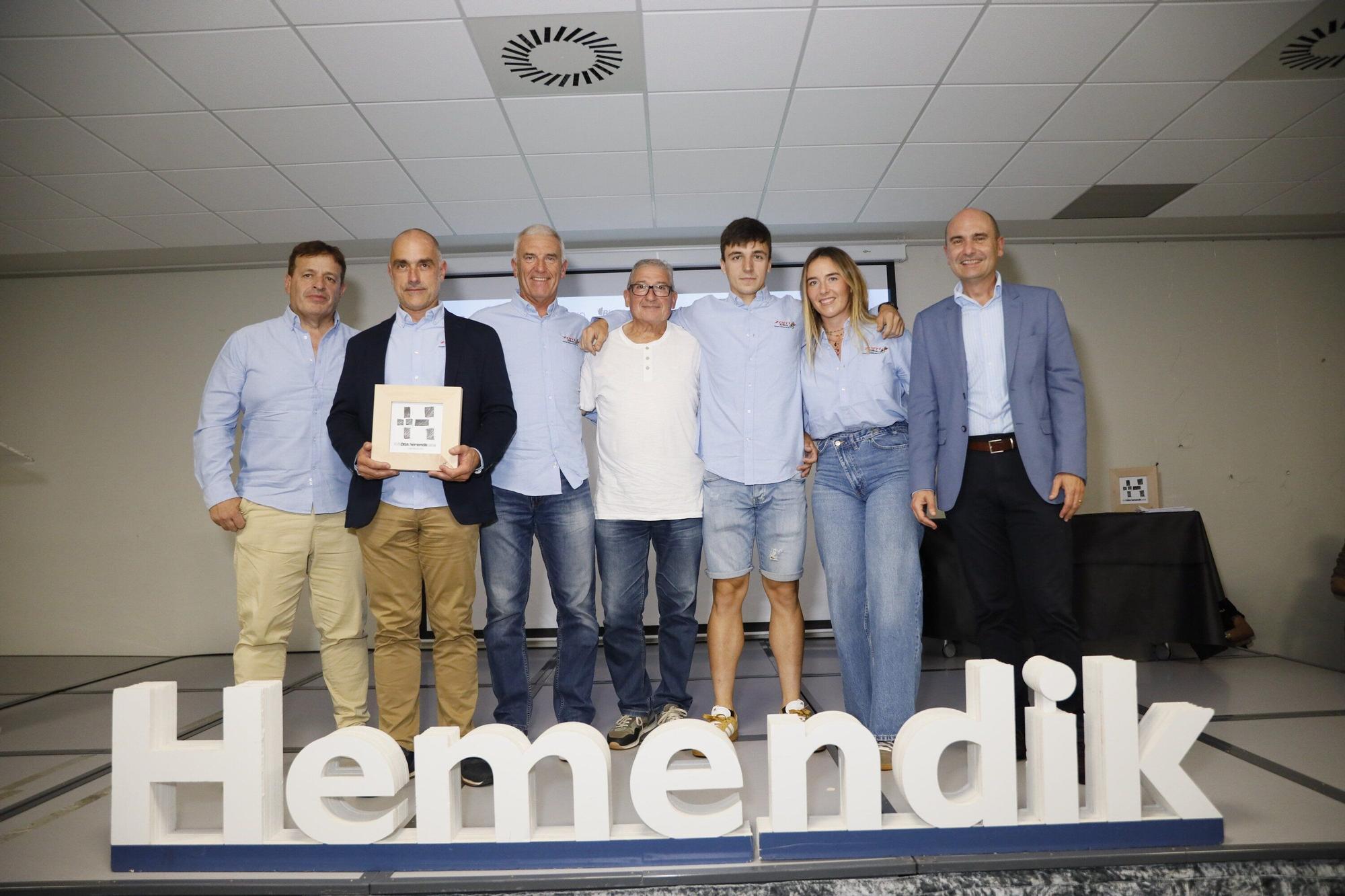 Álvaro Parro, de Laboral Kutxa, hizo entrega del premio a Nerea e Iñigo Madariaga, Manu González, Iñaki Pequeño, Enaitz Ozamiz y José Manuel Olano.