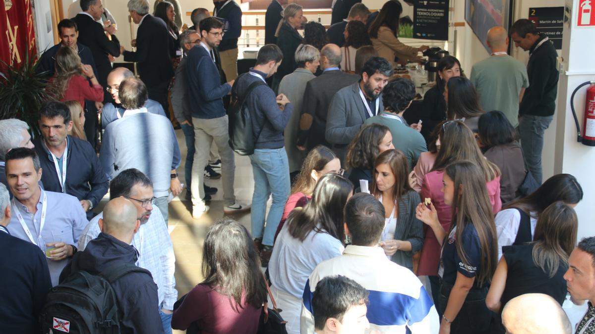 Para poner el broche final los asistentes pudieron compartir impresiones y contactos mientras degustaban unos pintxos