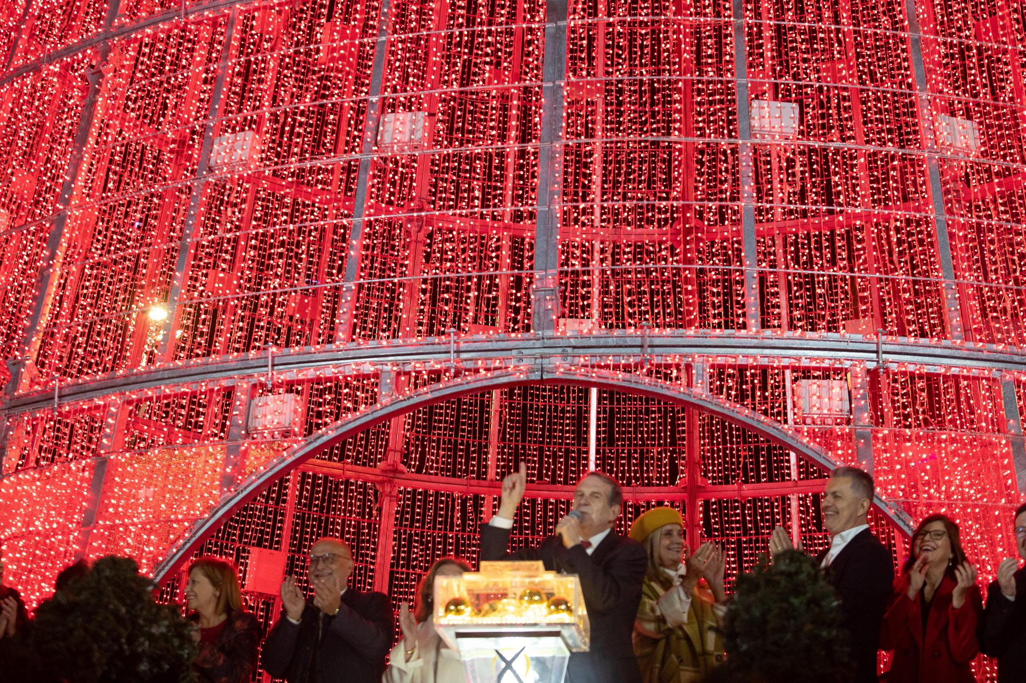 En imágenes: Ya es Navidad en Vigo: así ha sido el accidentado encendido de luces