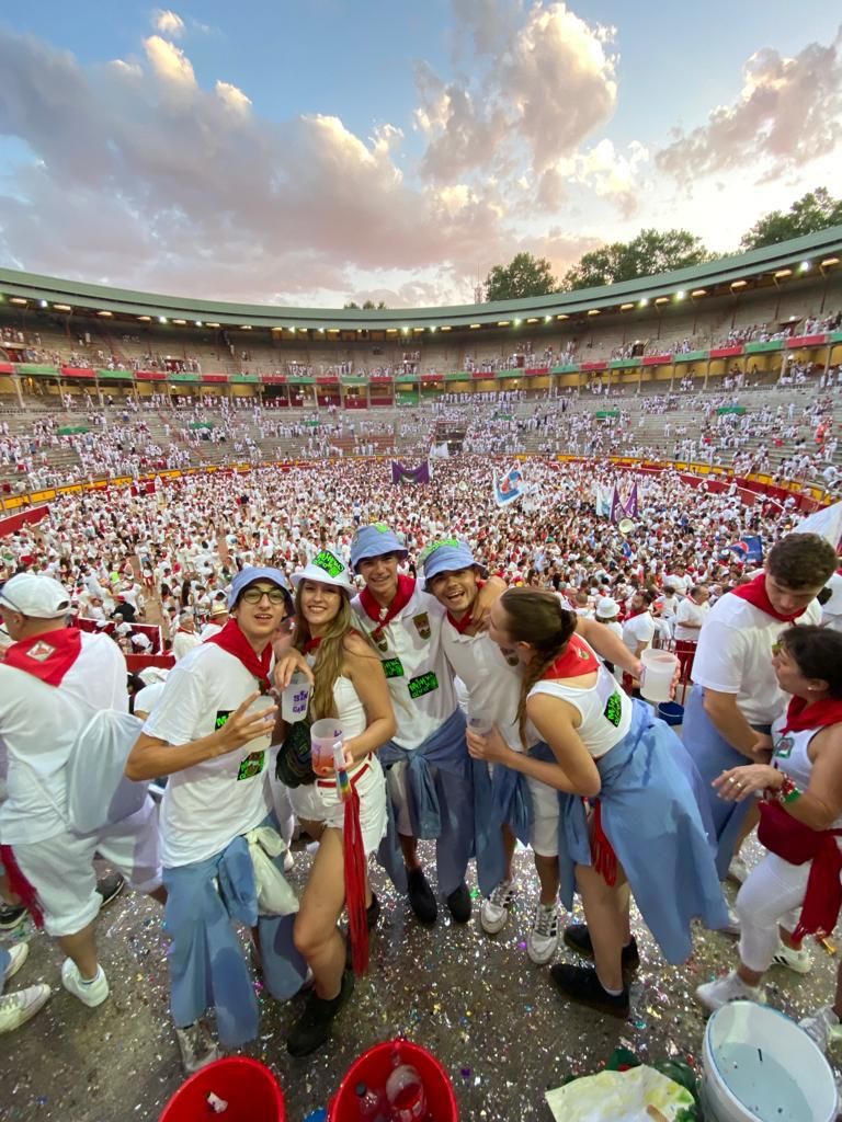 Peio García, Aitana Izquieta, Maren Nanclares, Eneko Bidegain y Nahia Irisarri, en la plaza de toros.