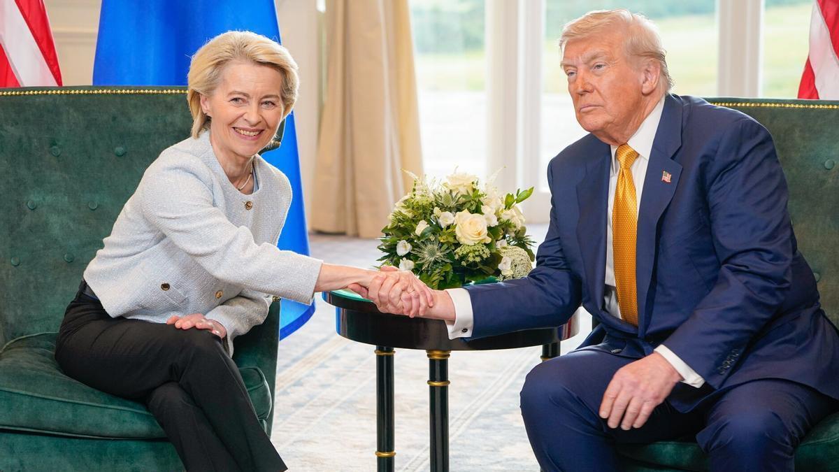 Trump y Von der Leyen, durante la firma del acuerdo.